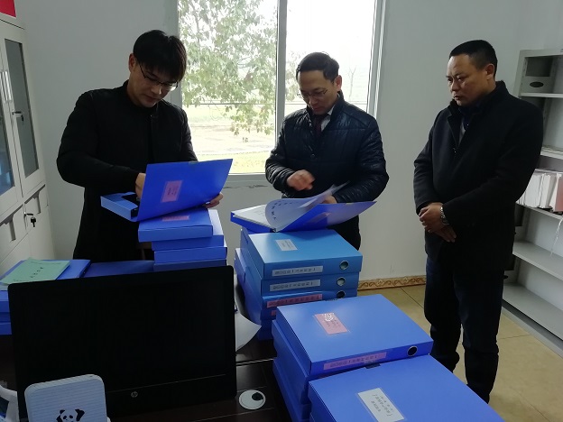 王甫茂查看跃进村迎检资料 2