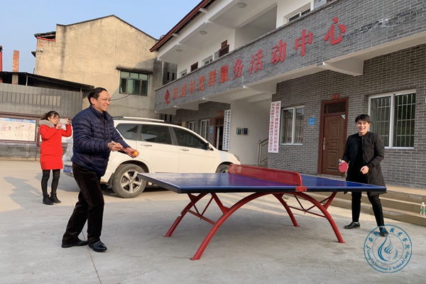 王甫茂与我校驻村第一书记王紫元打乒乓球
