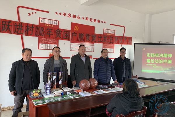 学校第五扶贫工作组捐赠图书和体育用品